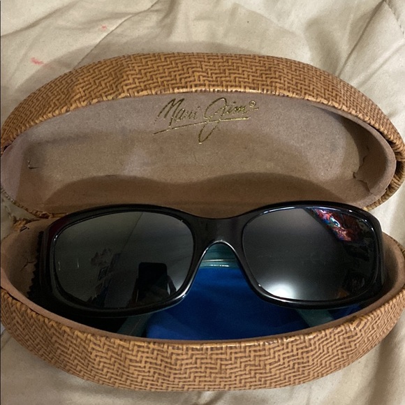 Maui Jim women’s sunglasses. Slightly used. Comes with case. - Picture 3 of 5